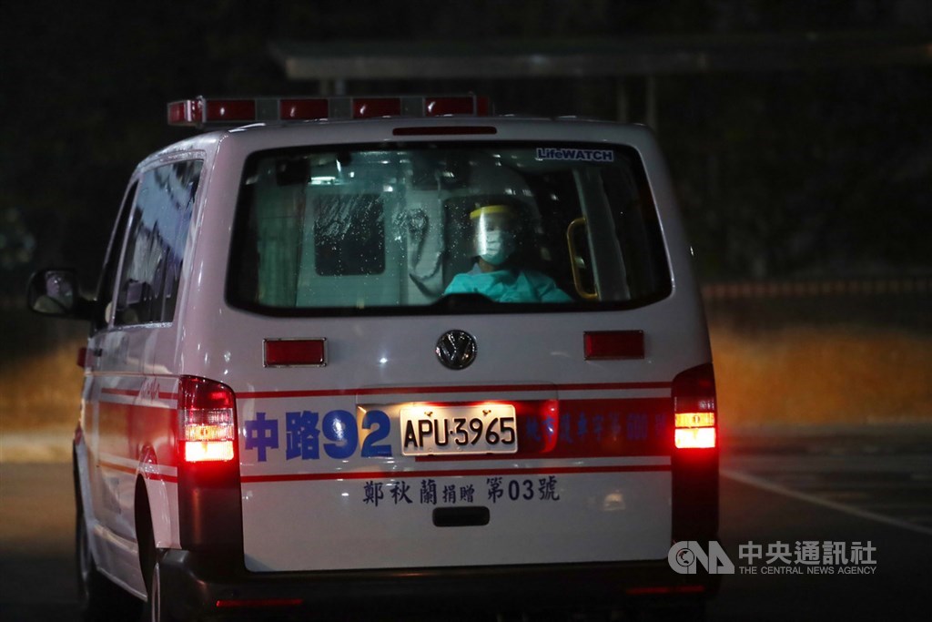 鑽石公主號包機21日晚間順利返抵台灣,機上乘客依循政府規畫,穿著防護衣搭車分送多家醫院進行採檢,深夜多輛救護車也陸續抵達醫院。中央社記者王騰毅攝 109年2月21日