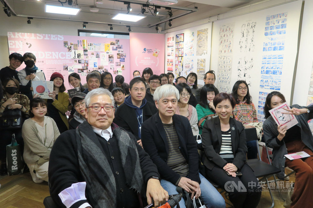 文化部在台灣漫畫基地舉辦特展「從台灣到安古蘭:73位漫畫家的開拓之旅」,文化部人文及出版司司長陳瑩芳(前右2)、2020年台灣館策展人郝明義(前左)與多名漫畫家出席與會。中央社記者陳政偉攝 109年2月22日