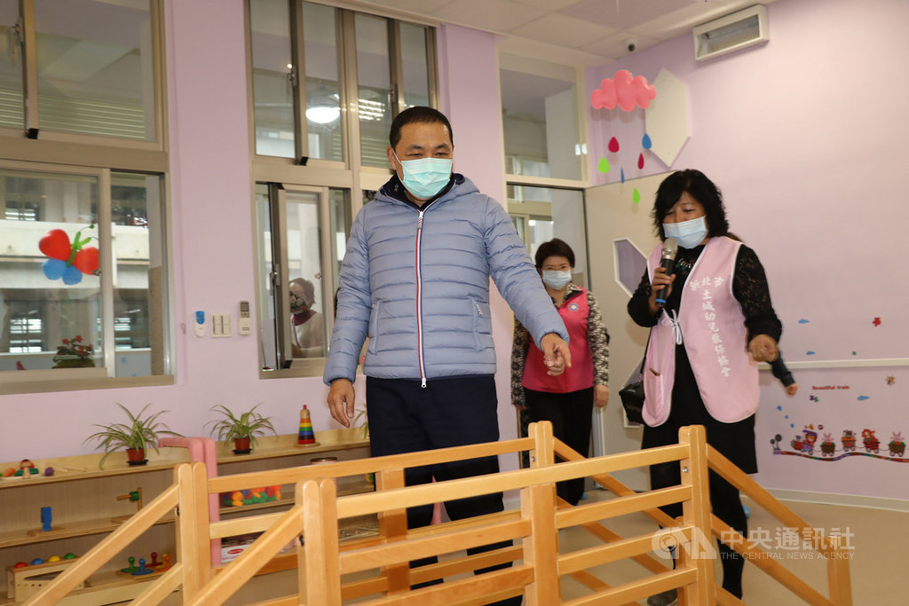 武漢肺炎疫情仍延燒,新北市政府22日表示,市內34所位於學校內的公托中心,停班停課標準將比照國中小學辦理。圖為新北市長侯友宜(左)109年2月20日訪視中和自強公托中心。(新北市社會局提供)中央社記者黃旭昇新北市傳真 109年2月22日