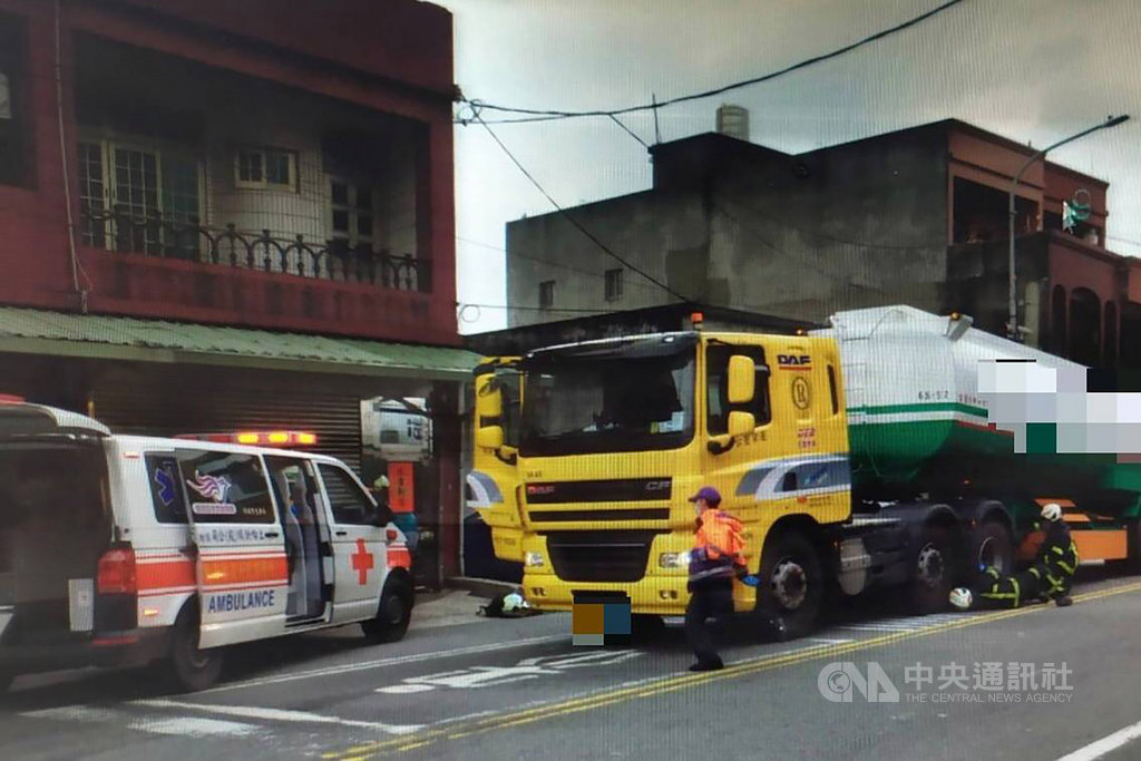 桃園市蘆竹區22日下午發生一起死亡車禍,一名90歲老翁疑因任意穿越馬路,遭油罐車撞倒,雖緊急送醫仍不治身亡,相關肇責目前正調查釐清中,警方也呼籲民眾一定要遵守交通規則。(民眾提供)中央社記者吳睿騏桃園傳真 109年2月22日
