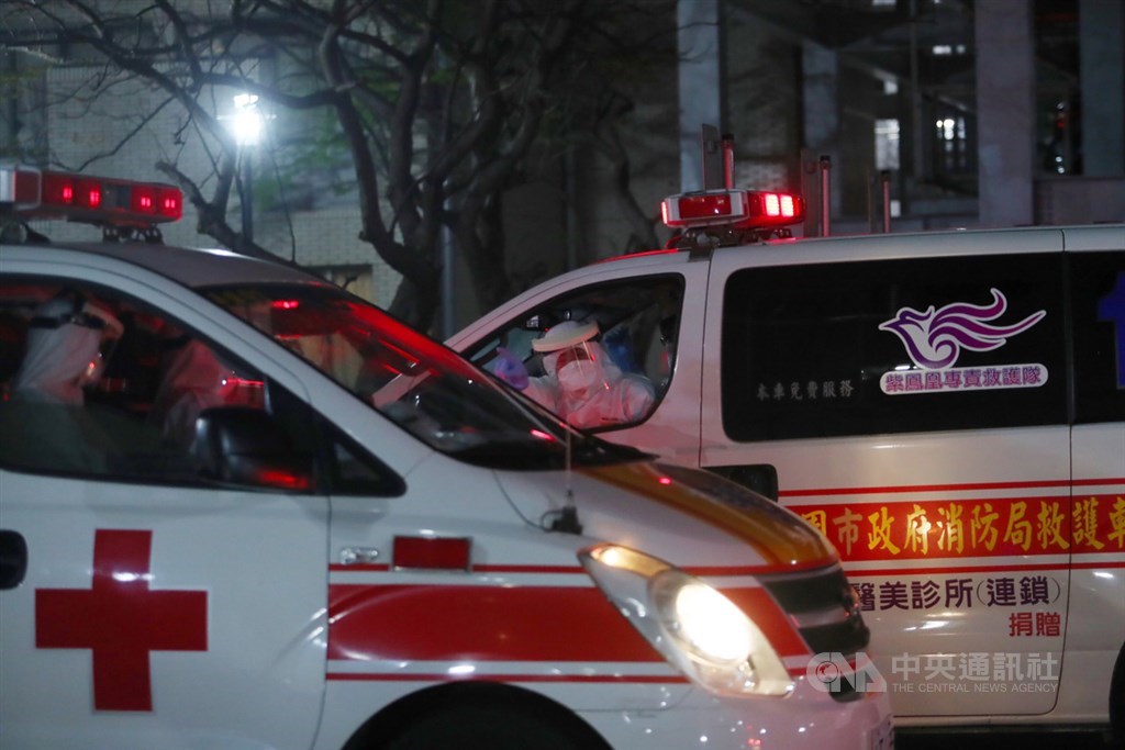 鑽石公主號包機21日晚間順利返台,機上乘客以14輛救護車分別送往多家醫院準備採檢,深夜,搭載待檢疫乘客的救護車先後抵達院區。中央社記者王騰毅攝 109年2月21日