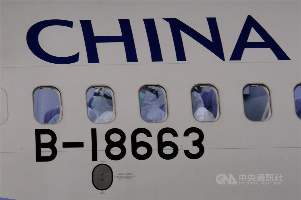 鑽石公主號包機21日晚間9時48分降落桃園國際機場,班機停靠在台灣飛機維修公司機棚後,所有旅客隨即進行檢疫措施。中央社記者邱俊欽攝 109年2月21日