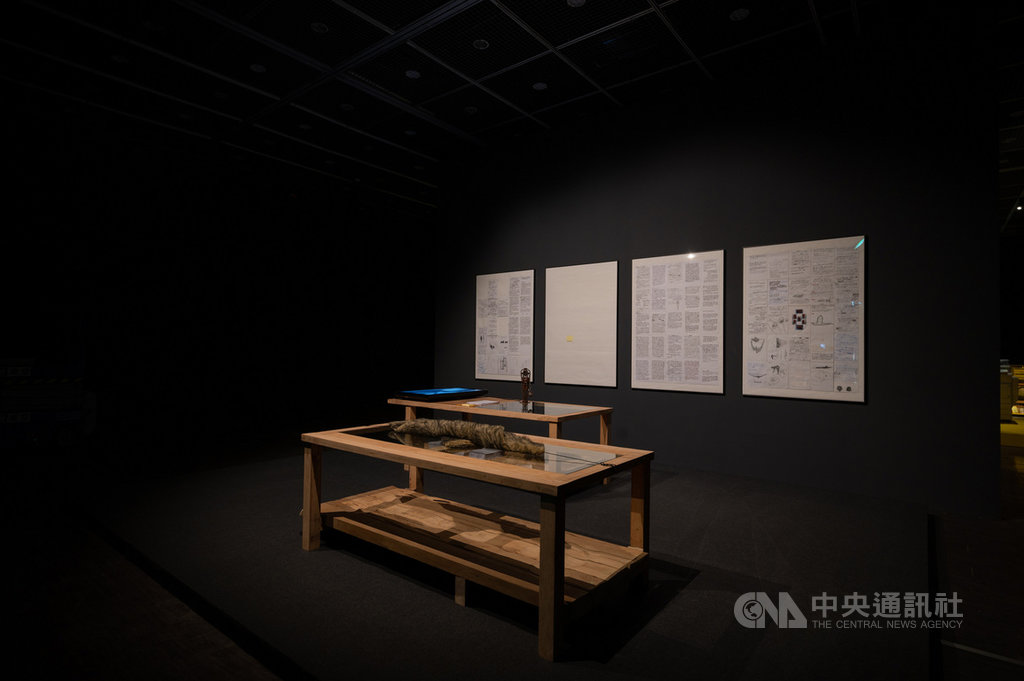 台北當代藝術館推出展覽「合力組裝米克斯計畫」,跨領域藝術家陳愷璜以「MIX米克斯」作為台灣特殊多元族群與文化組成的隱喻,闡述歷經外來與在地族群文化間交互混搭,共生出當今台灣文化輪廓。圖為陳愷璜創作「尋找吳感深:台灣人製造機」。(台北當代藝術館提供)中央社記者鄭景雯傳真 109年2月22日
