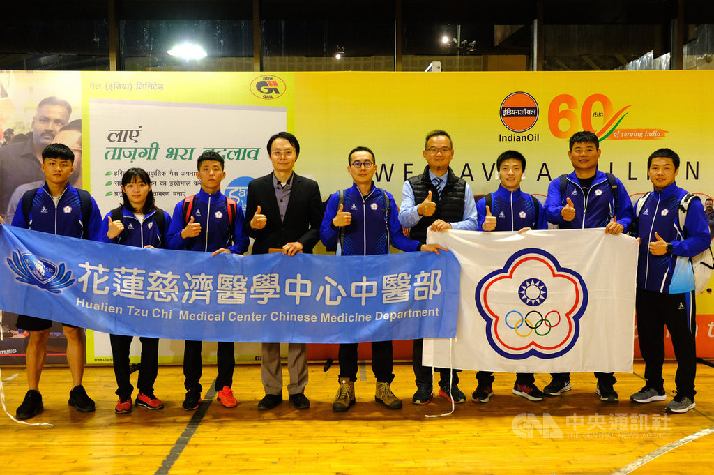 駐印度代表處教育組長陳立潁(右4)20日代表駐印度代表田中光,慰問教練林錫波(右2)、拿到72公斤級男子希羅式角力第5名的陳彥凱(左1)等選手。中央社記者康世人新德里攝 109年2月22日