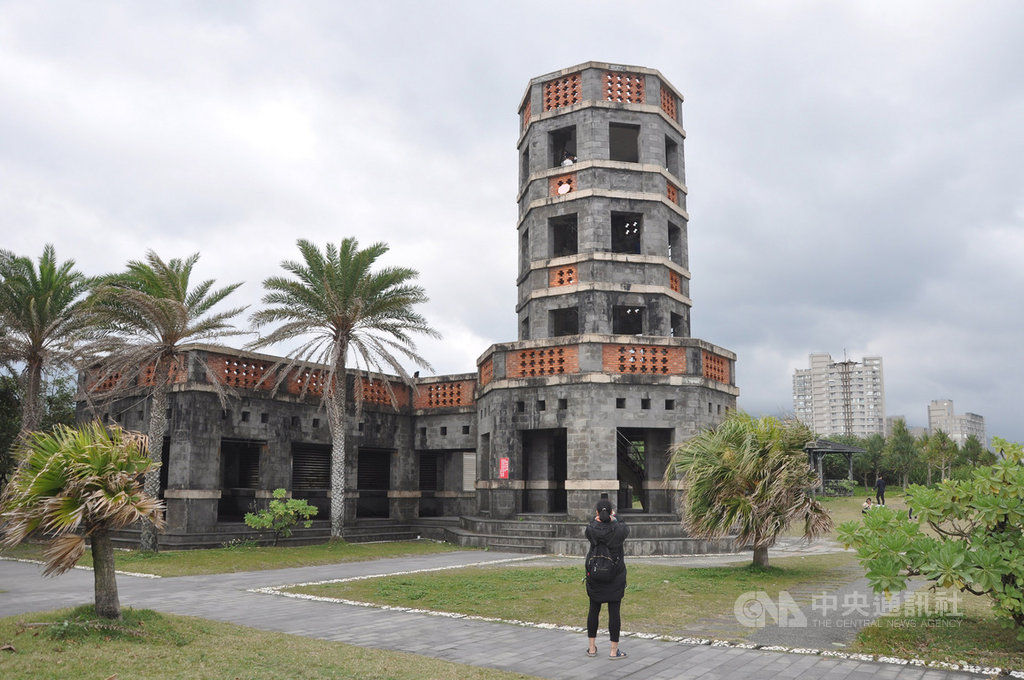 宜蘭頭城濱海森林公園內的八角樓瞭望台，因每層樓都可以看到不同角度海景，成民眾打卡聖地，不過縣府22日表示，當地已封園準備施工整修，呼籲遊客勿再闖入。中央社記者沈如峰宜蘭縣攝　109年2月22日