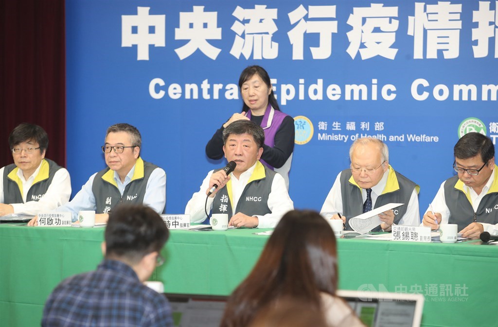 北部一名60多歲婦人日前確診武漢肺炎,是國內第24例確診個案。中央流行疫情指揮中心指揮官陳時中(前中)22日宣布,該個案1月30日以後接觸的134名醫護人員全數陰性,排除院內感染,但為求保險仍將接觸者擴大至465人。中央社記者張新偉攝 109年2月22日