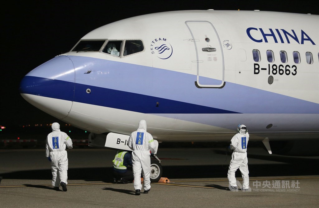 鑽石公主號包機21日晚間降落桃園國際機場,各防疫單位超高規格進行嚴密措施。中央社記者邱俊欽桃園機場攝 109年2月21日