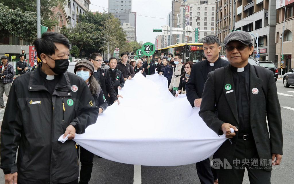 「228.0拒絕遺忘 堅持反抗—二二八73週年紀念行動」22日下午在台北舉行,遊行隊伍準備白布、標語等,盼透過遊行活動,共同記憶這段歷史,也希望政府能持續落實推動轉型正義。中央社記者張皓安攝 109年2月22日