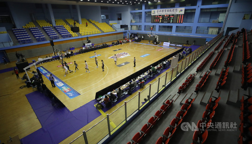 108學年度大專籃球聯賽(UBA)男子組8強賽22日在台北體育館開打,受武漢肺炎疫情影響,本屆改採閉門比賽,不開放一般觀眾入場。中央社記者張新偉攝 109年2月22日