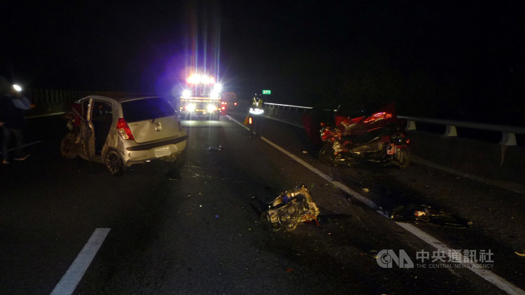 國道三號高速公路田寮段22日發生車禍,造成1死4傷,高雄市消防局獲報立即出動救護人員到場搶救。(國道公路警察局提供)中央社記者陳朝福傳真 109年2月22日
