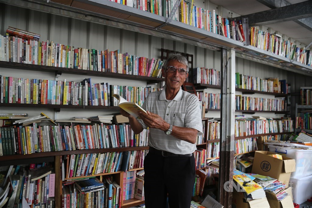 花蓮玉里天主堂神父劉一峰來台服務逾50年,玉里鎮上幾乎人人都認識他,他熱情助人,尤其教導弱勢者自力更生,他雖是法國人,卻比許多台灣人更愛台灣。圖為劉一峰介紹二手書店。中央社記者李先鳳攝 107年6月20日