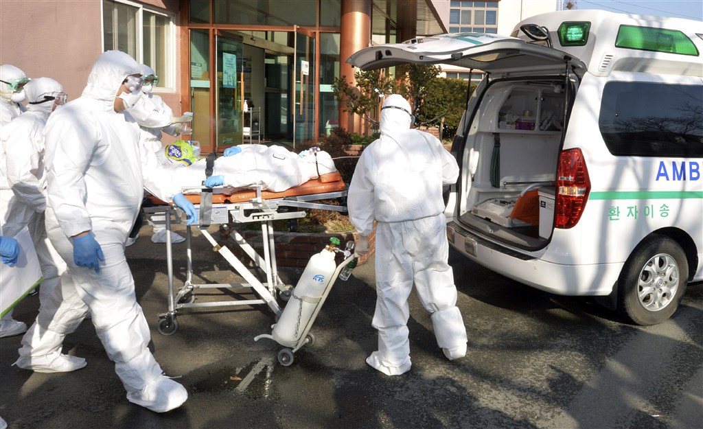 韓國22日通報單日爆增229起武漢肺炎確診病例,累計433例,其中231人與大邱新天地教會有關,其次多數與清道大南醫院有關。(美聯社)