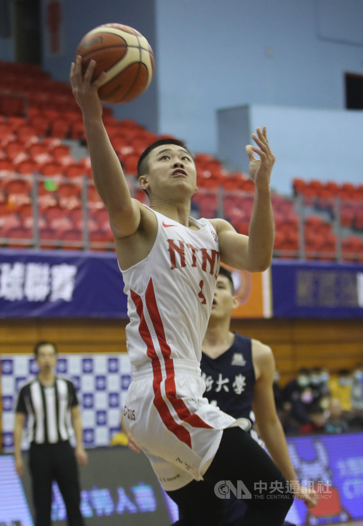 108學年度大專籃球聯賽(UBA)8強賽事配合防疫政策,採「關門」進行,台灣師大主控陳又瑋(前)22日對於閉門打感到可惜,也認為比賽打起來就像是友誼賽一樣,少了一些亢奮。中央社記者張新偉攝 109年2月22日