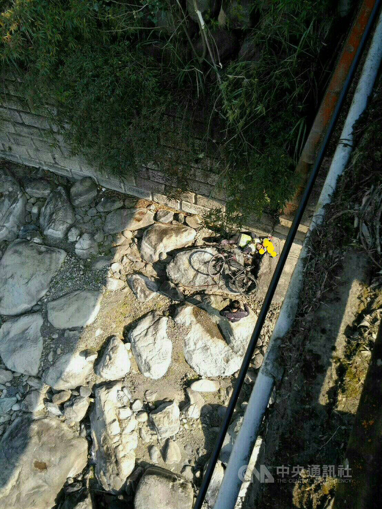 桃園市一名張姓自行車騎士20日在新竹縣尖石鄉山區不慎摔落橋墩河床,經警方搜尋後,隔天將他救起送醫,所幸無大礙。(翻攝畫面)中央社記者魯鋼駿傳真 109年2月22日