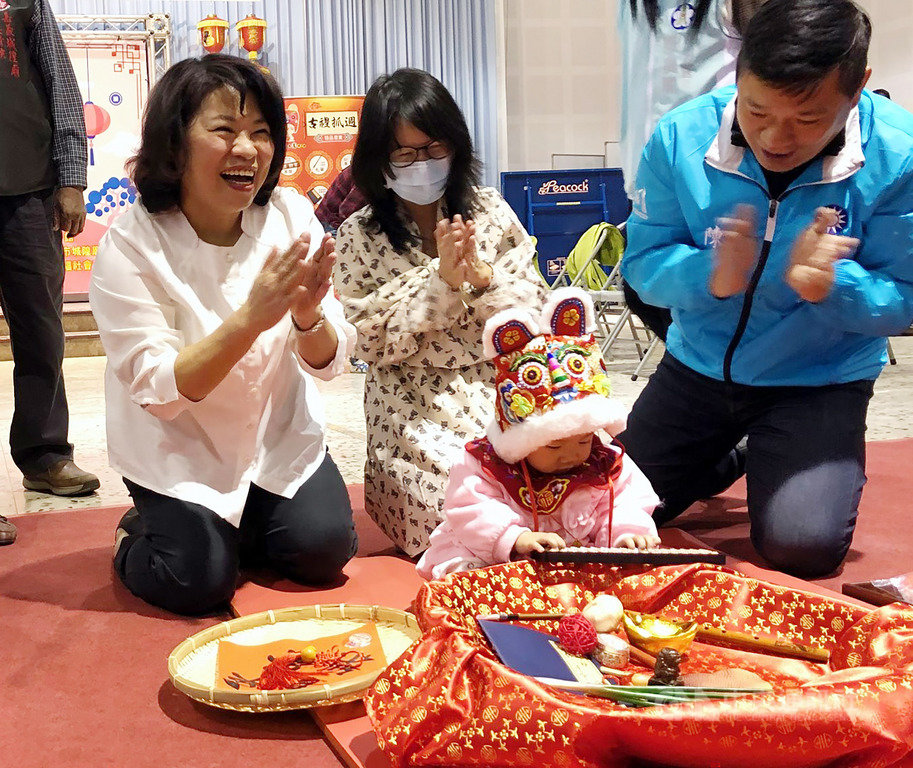 嘉義城隍廟與親子館22日合辦古禮抓週公益活動,吸引多組家庭帶著孩子到場參與,嘉義市長黃敏惠(左)也到場同歡。中央社記者黃國芳攝 109年2月22日