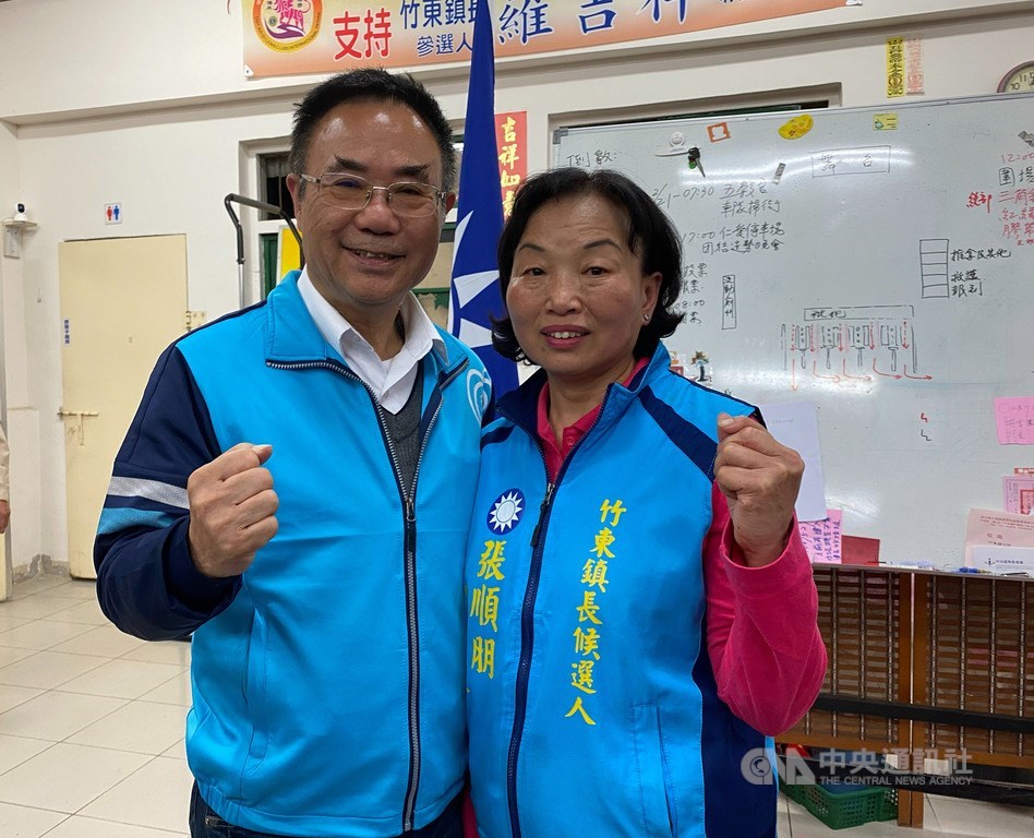 前新竹縣竹東鎮長羅吉祥(左)因違反選罷法遭判刑,22日舉行鎮長補選,結果由他的妻子、現任代理鎮長張順朋(右)當選。中央社記者魯鋼駿攝 109年2月22日