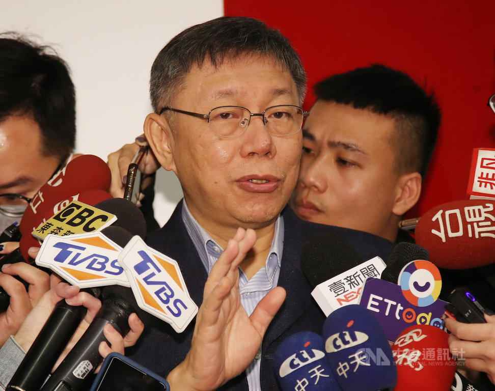 台灣武漢肺炎確診第24例所在縣市至今未公開,台北市長柯文哲(中)22日受訪時,再度主張疫情資訊應公開透明,並呼籲該做什麼準備就準備,但也不必太恐慌。中央社記者張新偉攝 109年2月22日