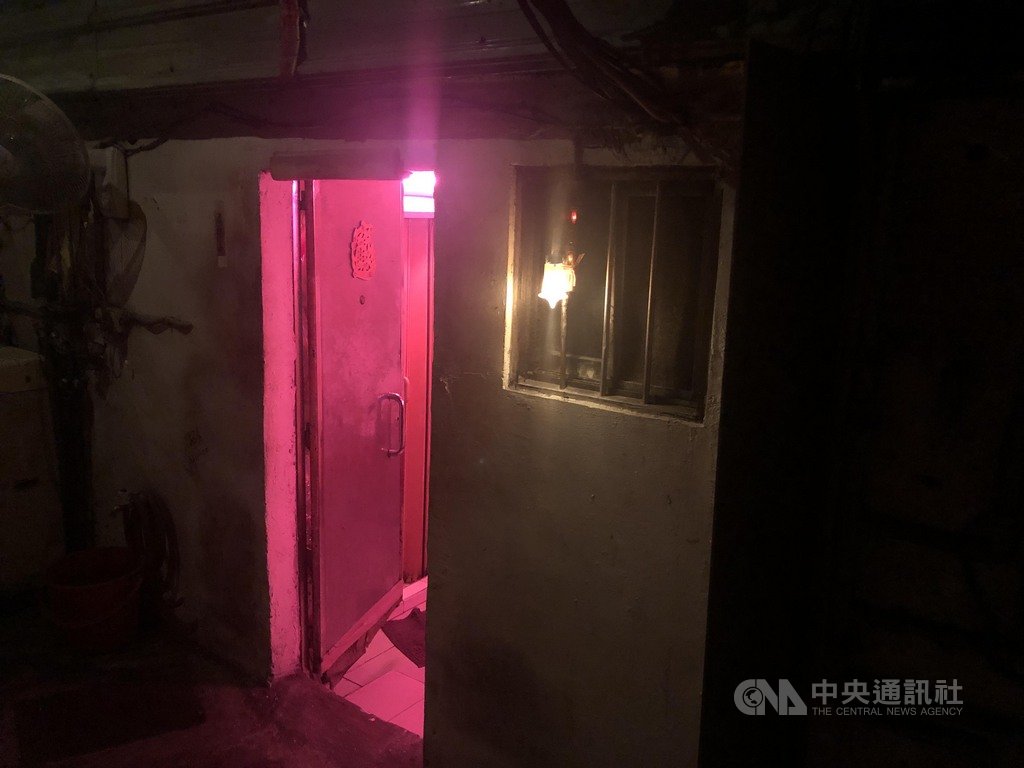 基隆警方接連兩天在俗稱「鐵路街」的龍安街查獲6名泰國籍和2名台灣籍賣淫女子,警方入內查緝時,發現屋內人員全都未戴口罩,全案訊後依妨害風化罪將皮條客移送法辦,賣淫女子及嫖客則依違反社會秩序維護法裁處。(翻攝照片)中央社記者王朝鈺傳真 109年2月23日