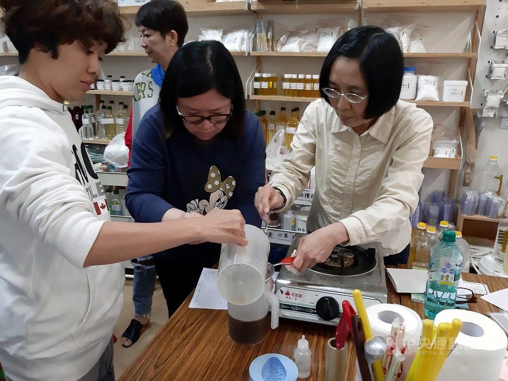 因應武漢肺炎勤洗手防疫,嘉義市社區大學、嘉義救國團DIY手工皂課程報名踴躍。圖為學員製作手工皂的過程。(張綺玲提供)中央社記者黃國芳傳真 109年2月23日