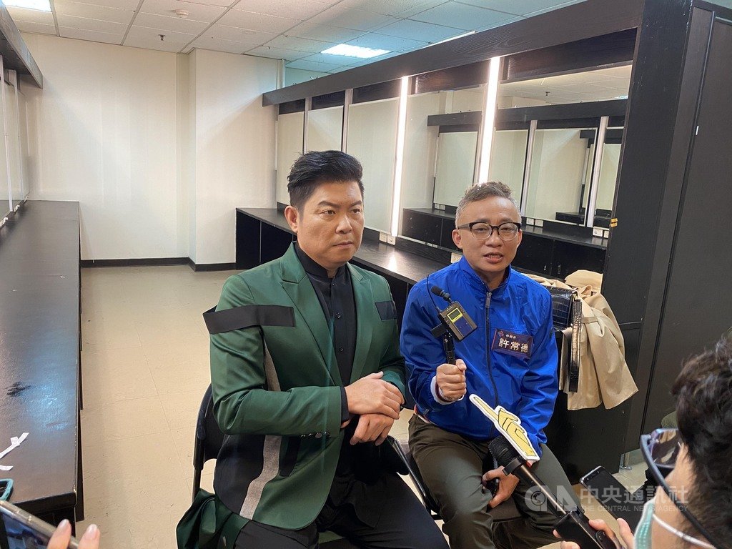 藝人劉真傳出做心臟手術且一度裝上葉克膜,目前還在醫院救治;曾國城(左)23日被問到劉真病重的消息,他表示,接到消息時感覺很震驚。中央社記者陳秉弘攝 109年2月23日