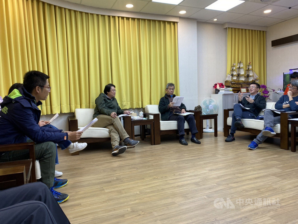 高中職以下學校開學倒數,基隆市長林右昌(右4)利用開學前最後週末,連2天邀集各局處召開整備防疫會議。(基隆市政府提供)中央社記者王朝鈺傳真 109年2月23日