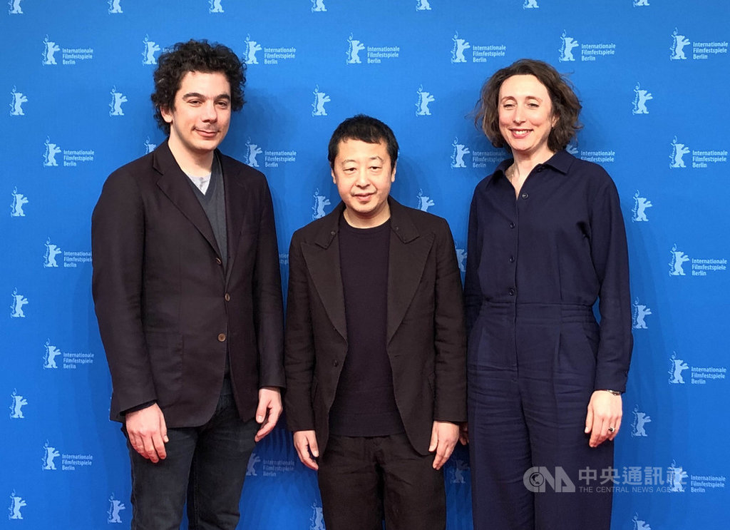 中國導演賈樟柯(中)的紀錄片「一直游到海水變藍」21日在柏林影展全球首映。這部紀綠片描述中國70年來的變化。中央社記者林育立柏林攝 109年2月23日