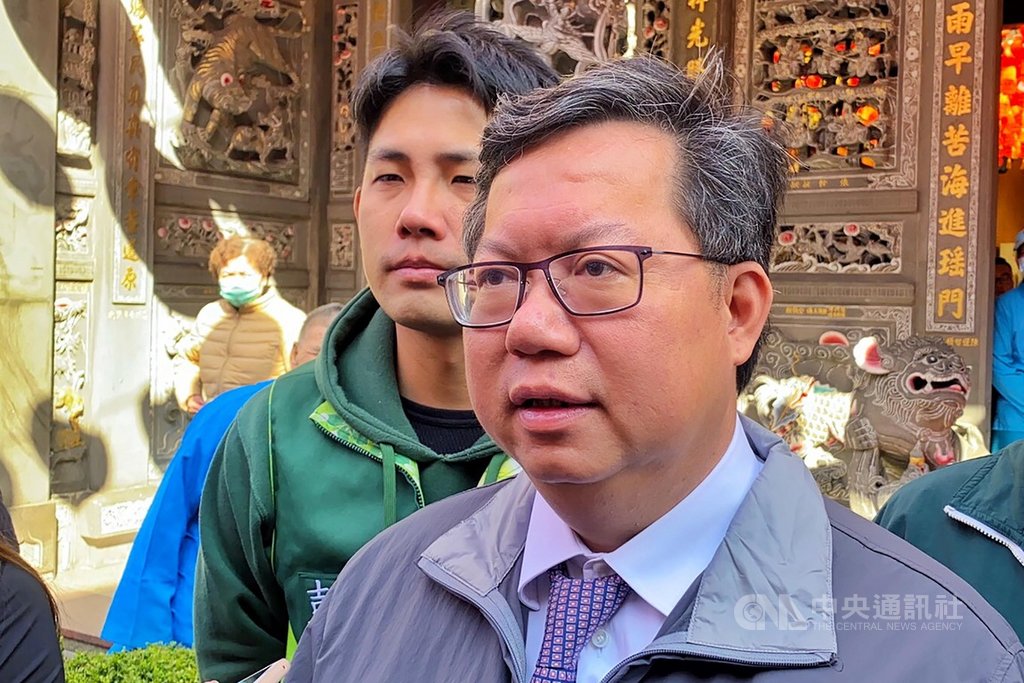桃園市長鄭文燦(前)表示,橫濱模式就是最好的模式,上機前核對名單並完成檢疫,同時由華航執行任務,國人可以信賴,也是國際通用標準。若北京方面採用其他帶有政治目的設計,都是妨礙包機的安排。中央社記者吳睿騏桃園攝 109年2月23日