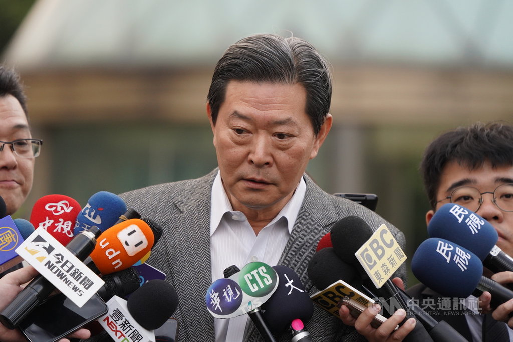 前總統李登輝日前因喝牛奶嗆到住進榮總,尚未出院,身體狀況受關注。李登輝辦公室主任王燕軍(中)23日出面表示,李登輝穩定緩慢恢復中,且意識清楚。中央社記者徐肇昌攝 109年2月23日