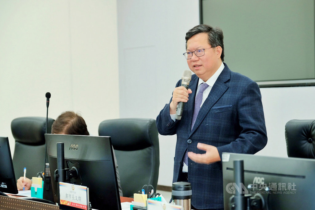 桃園市長鄭文燦23日表示,市府希望24日能成為公共運輸跟學校消毒日,目前學校消毒工作已經完成,希望所有的公車、Ubike、計程車,還有校車、轉運站都要消毒並檢查完成,以因應學生上學需求。中央社記者吳睿騏桃園攝 109年2月23日