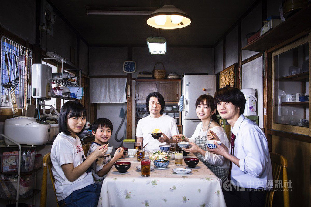 日本電影「最初的晚餐」透過家常料理詮釋家人情感連結,演員永瀨正敏(右3)飾演戲中關鍵角色,他坦言,在接演前一年甫經喪母之痛,對角色詮釋有更深的感觸。(威視電影提供)中央社記者陳秉弘傳真 109年2月23日