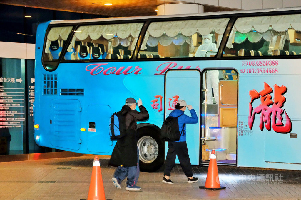 鑽石公主號19名返台旅客23日確定2次採檢結果均為陰性,負責的醫院晚間立即安排旅客搭車轉往檢疫所,展開為期14天的隔離檢疫。旅客難掩興奮之情,開心地向醫護人員揮手感謝。中央社記者吳睿騏桃園攝 109年2月23日