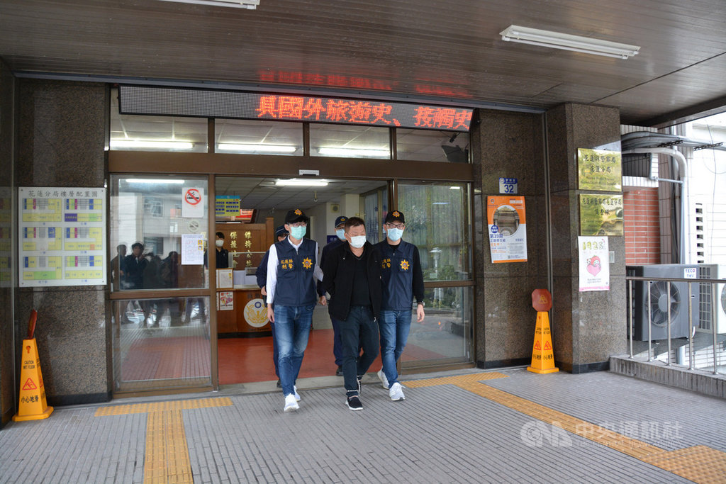 花蓮市經營五金行的謝姓男子與妻子長期感情不睦,但離婚後仍同住,謝男21日晚間以吹風機電線勒斃前妻後畏罪潛逃,花蓮警方23日將謝男拘提到案,並依殺人罪嫌移送,花蓮地方法院晚間裁定羈押。中央社記者李先鳳攝 109年2月23日