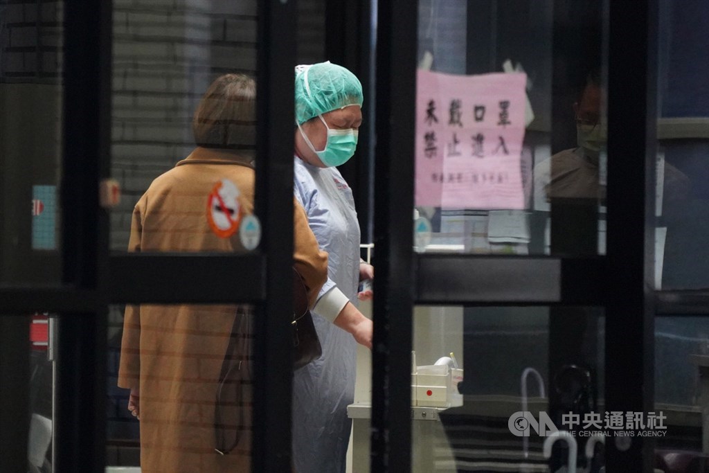 中央流行疫情指揮中心23日宣布,醫事人員除非報准,不得出國。衛福部醫事司長石崇良表示,考量人力、院內感控風險,以醫院第一線人員為主,診所人員不在限制之列;中港澳嚴格禁止,其他旅遊警示區須報准。中央社記者徐肇昌攝 109年2月23日