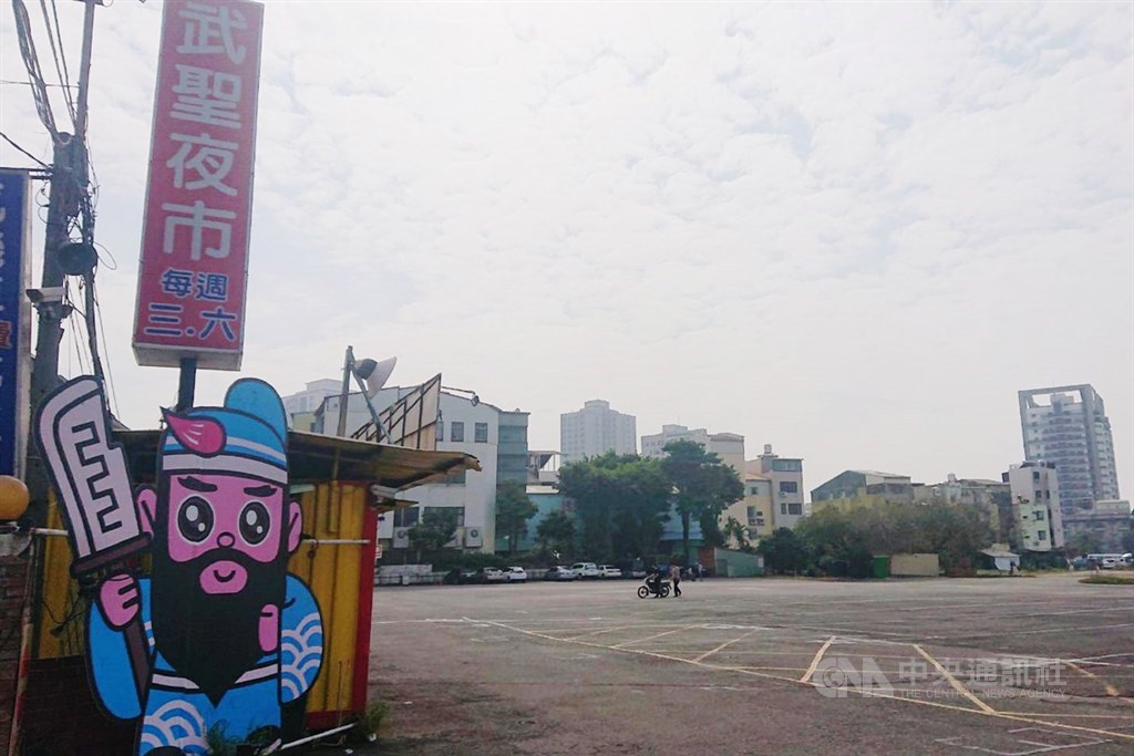 位於台南市中西區的武聖夜市與花園、大東夜市等齊名,曾被不少網友譽為是「最好逛的夜市」,近日網路上傳出武聖夜市疑因土地問題將熄燈,引發討論。中央社記者楊思瑞攝 109年2月23日