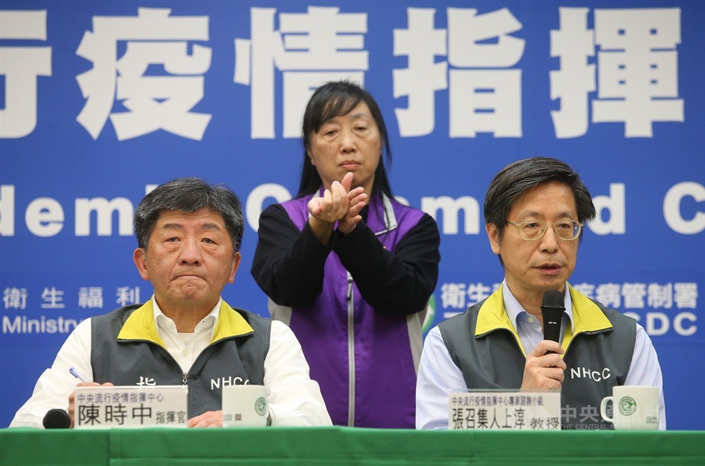針對台灣隔離治療醫療能量是否足夠,中央流行疫情指揮中心專家諮詢小組召集人張上淳(右)23日表示,各區應變醫院都有全院清空收治模式,必要時能因應。中央社記者謝佳璋攝 109年2月23日