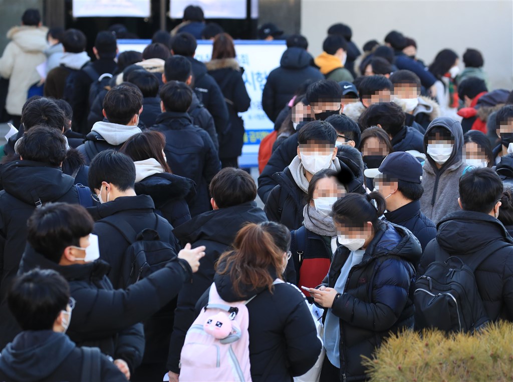 韓國政府23日將武漢疫情預警上調至最高等級「嚴重」,並強化應對措施。圖為韓國會計師考試考生戴口罩應試。(韓聯社提供)