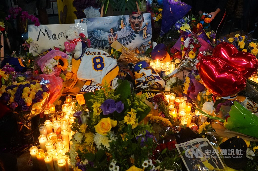 湖人隊主場史泰博中心(Staples Center)外廣場擺滿追思美國職籃傳奇球星布萊恩(Kobe Bryant)的各式紀念物。中央社記者王騰毅洛杉磯攝 109年1月26日
