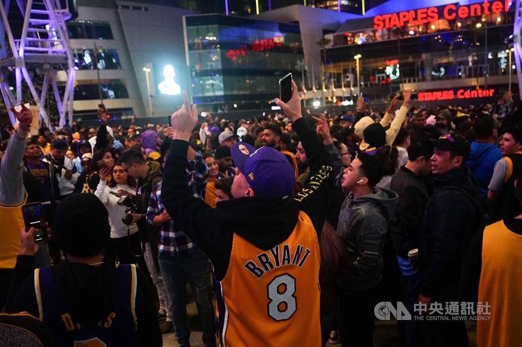 湖人隊主場史泰博中心(Staples Center)外廣場,球迷帶領群眾高呼:Kobe、Kobe、Kobe。中央社記者王騰毅洛杉磯攝 109年1月26日