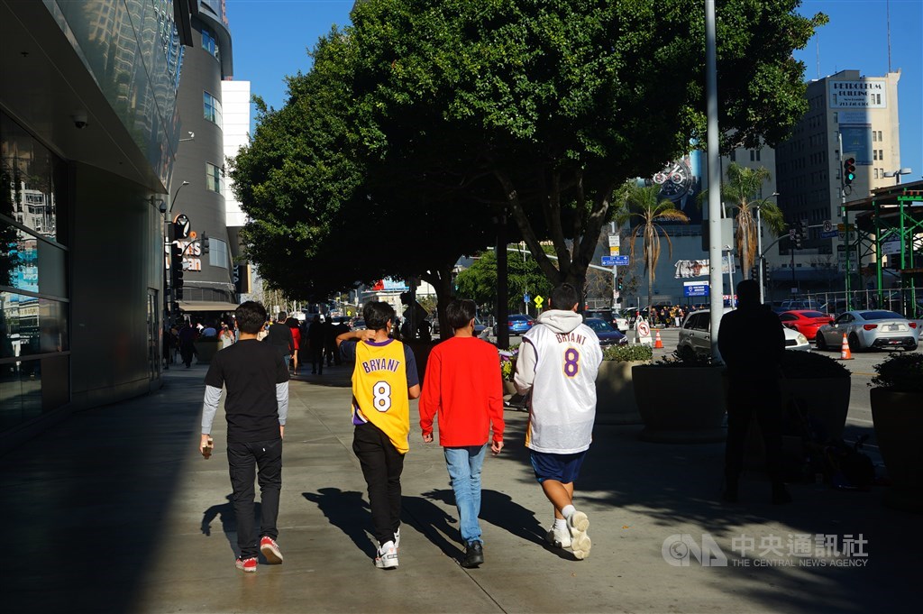 洛杉磯街頭四處可見球迷穿著kobe的球衣準備前往球場追思紀念。中央社記者王騰毅洛杉磯攝 109年1月27日