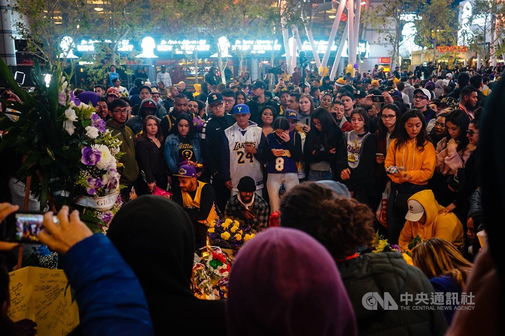 湖人球迷齊聚湖人主場史泰博中心(Staples Center),追思美國職籃傳奇球星布萊恩(Kobe Bryant)。中央社記者王騰毅洛杉磯攝 109年1月26日