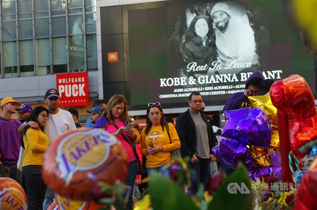 湖人隊主場史泰博中心(Staples Center)外廣場擺滿追思美國職籃傳奇球星布萊恩(Kobe Bryant)的各式紀念物,來自世界各地的球迷齊聚追思。中央社記者王騰毅洛杉磯攝 109年1月28日