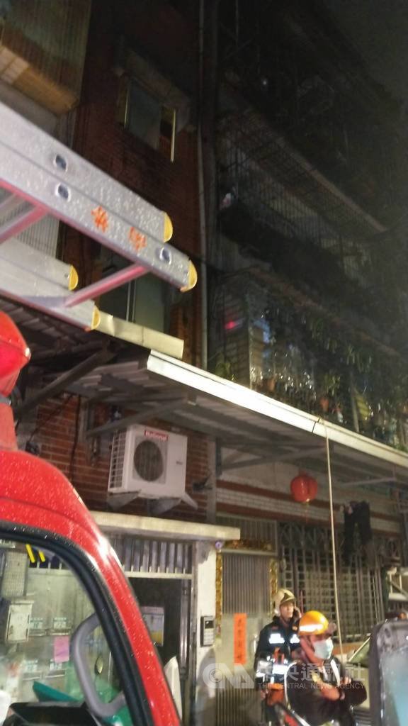 新北市中和區連城路某5樓公寓23日凌晨傳火警,警消迅速到場滅火並救出屋主夫妻及兒子3人送醫,兒子一度無呼吸心跳,經急救後恢復生命跡象。(翻攝畫面)中央社記者王鴻國傳真 109年2月23日