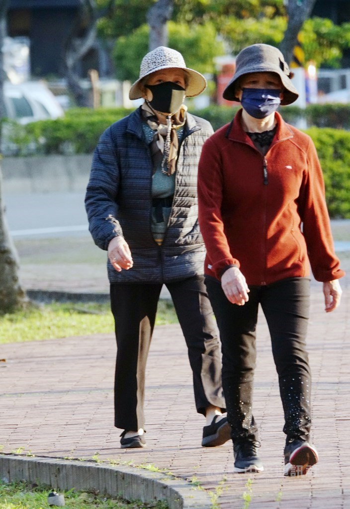 武漢肺炎疫情持續延燒,民眾晨起運動不忘戴上口罩,不僅防疫也保暖。中央社記者施宗暉攝 109年2月23日