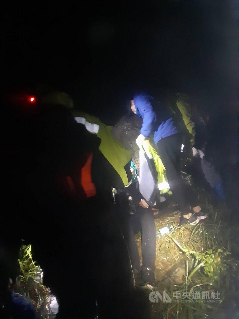 3名山友22日前往新北市瑞芳區劍龍陵登山,不料途中迷路,15名警義消兵分2路入山搜救,平安將3人帶下山。(翻攝照片)中央社記者王朝鈺傳真 109年2月23日