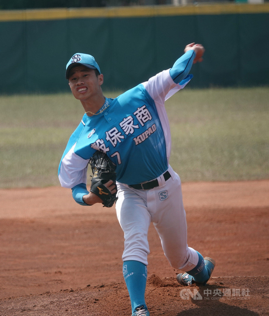 穀保家商青棒隊林昱珉(圖)調整動作後越投越好,23日在高中木棒聯賽第三階段先發7局飆9K,率隊擊敗高苑工商晉級8強。中央社記者謝靜雯攝 109年2月23日