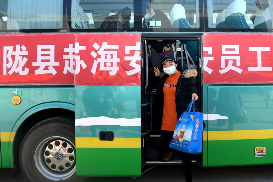 中共總書記習近平23日針對武漢肺炎表示,疫情形勢嚴峻複雜但仍要有序恢復生產、生活秩序。圖為江蘇一間企業員工搭乘公司包車。(中新社提供)