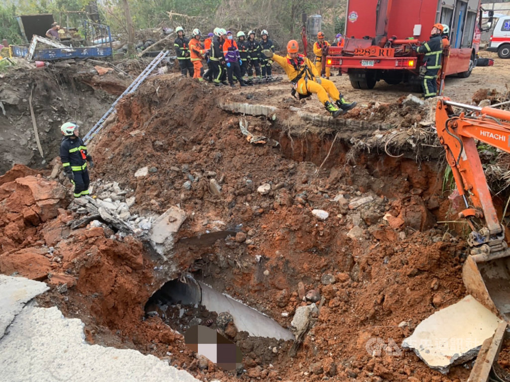 桃園市桃園區大有路與民富十二街路口附近一處工地,24日疑似土石坍塌活埋2名工人,2人被救出時已無生命跡象,緊急送醫搶救。(桃園市政府消防局提供)中央社記者邱俊欽桃園傳真 109年2月24日