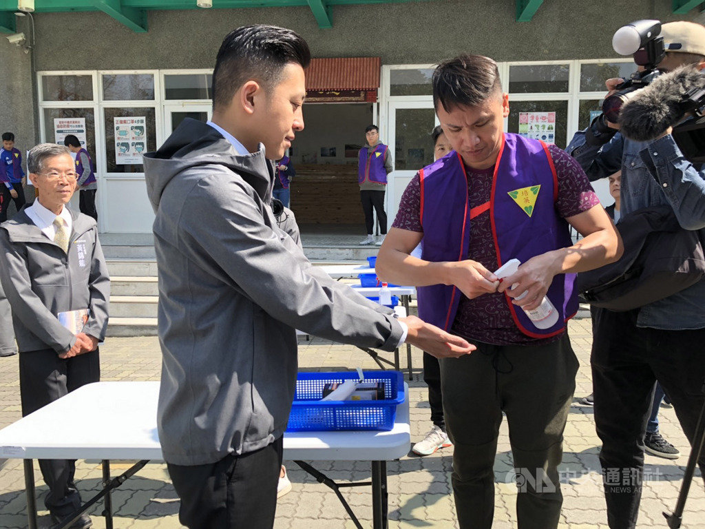 高中職以下學校25日開學,新竹市長林智堅(前左)24日到培英國中視察,確認校園防疫工作整備狀況,並親自示範正確洗手7步驟。中央社記者魯鋼駿攝 109年2月24日
