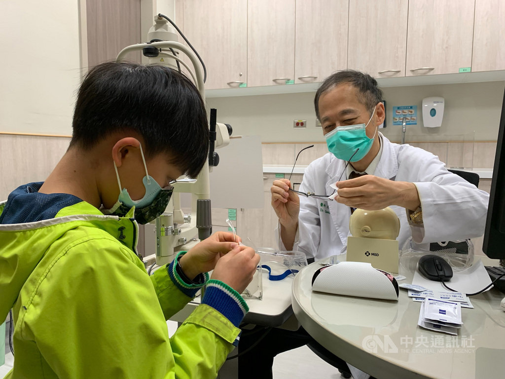 武漢肺炎疫情延燒,中國醫藥大學新竹附設醫院眼科主任陳瑩山(右)24日表示,戴隱形眼鏡者最好改戴眼鏡,作為護目鏡保護眼睛,也要早晚消毒眼鏡,為防疫增添防護。(中國醫藥大學新竹附設醫院提供)中央社記者郭宣彣傳真 109年2月24日