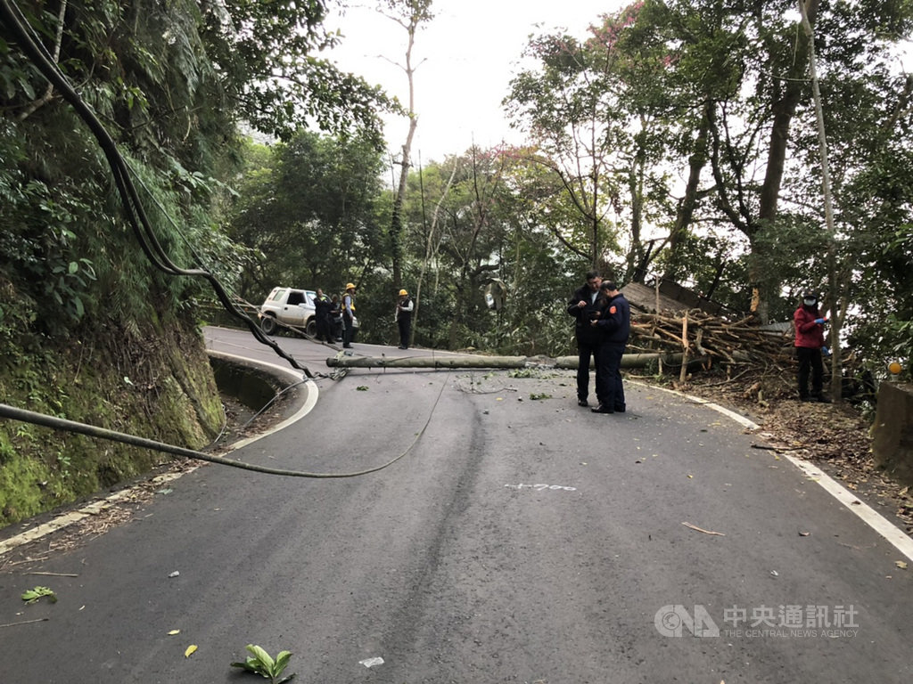 苗栗縣頭屋鄉苗22線6公里處24日發生車禍意外,64歲陳姓男子駕駛拼裝車載運木頭,不明原因失控撞斷路旁水泥電桿後,連人帶車衝出路面,陳男摔落河谷身亡,事故原因有待警方調查。中央社記者管瑞平攝 109年2月24日